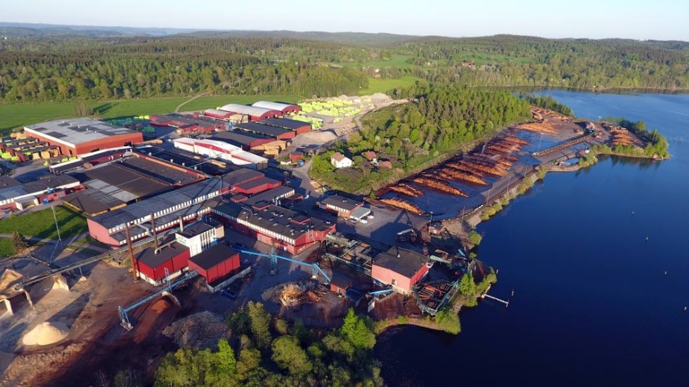 Sågverket har byggts ut genom åren och vattenlagringen i Kisasjön har upphört.