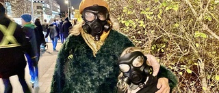 Linda och Vilja bär gasmask – i centrum