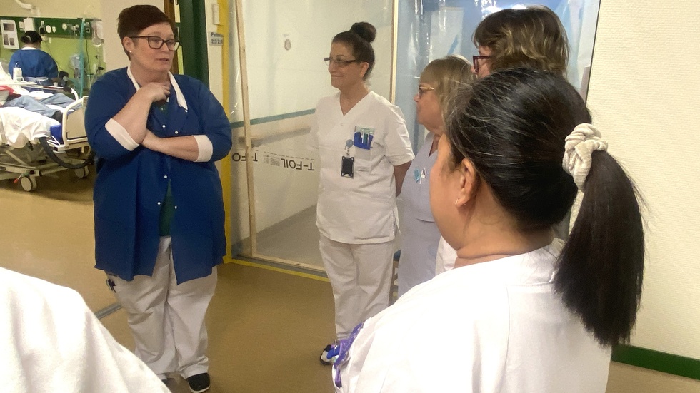 Vårdenhetschefen Åsa Byström och hennes personal på specialiserade rehabavdelningen på Mälarsjukhuset är förtvivlade. Deras omvårdnadskrävande patienter måste flyttas ut till andra avdelningar på sjukhuset och själva blir de omplacerade när avdelningen stängs permanent.