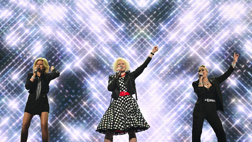 Maria Persson (till höger) ska tävla i Melodifestivalen i den andra deltävlingen under lördagen. I bandet SCHLAGERZ ingår även Maria Rolf och Sandra Estberg.