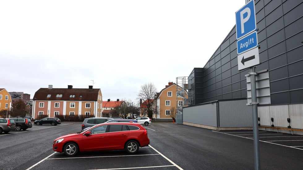 H r r Parkeringen Med 13 Skyltar Som S ger Exakt Samma Sak