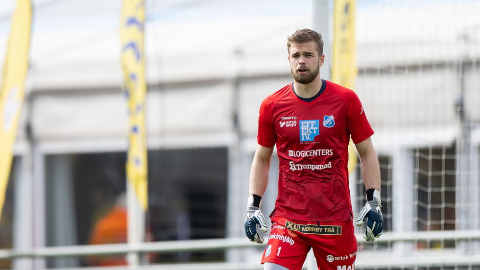 Victor Astor vaktade ESK-målet i mötet med Sirius. Nu tränar han med allsvenska GAIS.