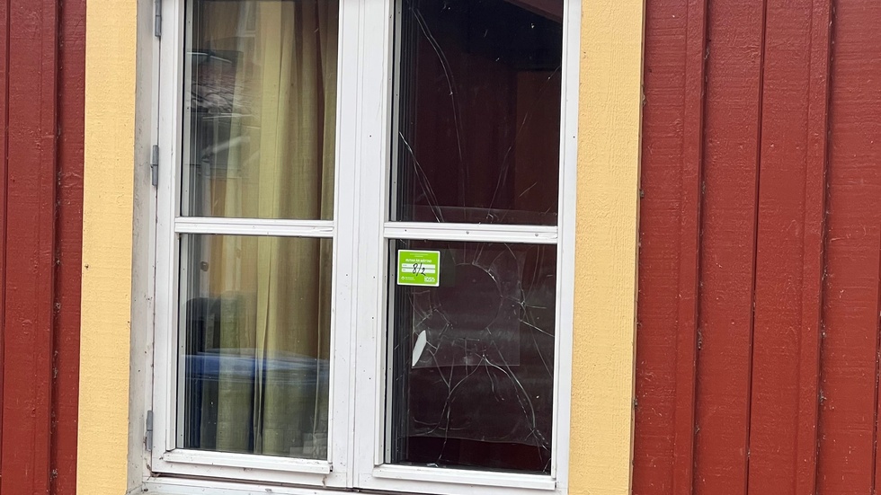 En sten kastades in genom fönstret till biblioteket.