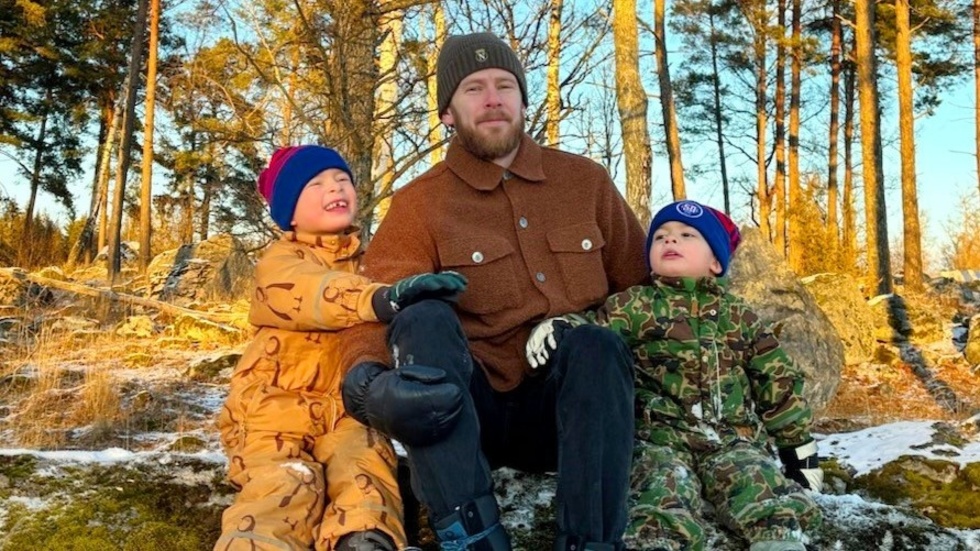 Stefan Kröller där han kanske trivs bäst: i naturen. Här tillsammans med barnen Frans (t v) och Falke. Nu gör han sin sista bandysäsong.