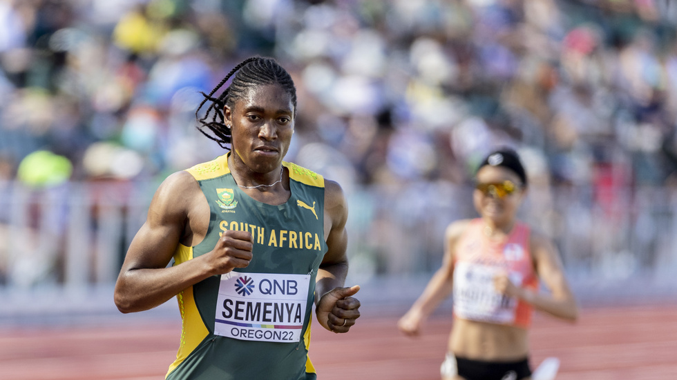Sydafrikanskan Caster Semenya har inte kunnat tävla på vissa distanser (exempelvis 800 meter) eftersom hon inte velat sänka sina testosteronnivåer. Här springer hon 5|000 meter under VM 2022. Arkivbild.