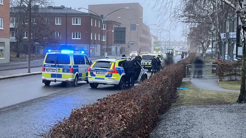 Det är mycket elände i tidningen, tycker skribenten. Chefredaktören besvarar insändaren. Bilden är från en polisinsats i Nyfors nyligen.