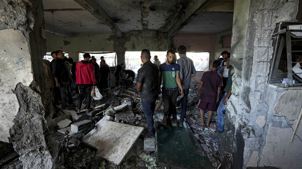 Palestinier letar efter sina släktingars döda kroppar efter bombningen av en skola i Gaza 10 oktober.