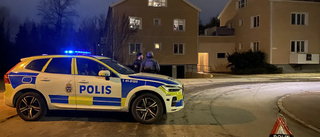 Man omhändertagen efter stor polisinsats i bostadsområde