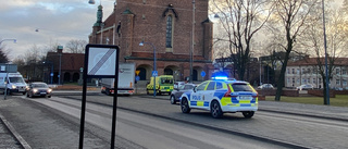 Kvinna på cykel påkörd av bil i centrum