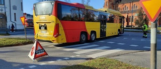 Ung kvinna i krock med buss – fördes till sjukhus