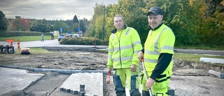 Bilist prejade cyklist framför ögonen på vägjobbarna