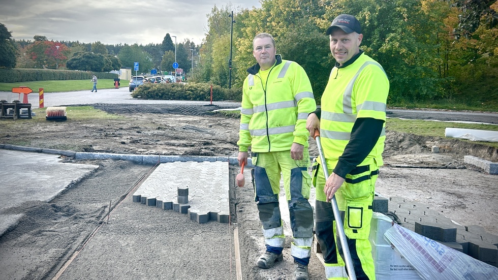 Marcus Rubensson och Mikael Wasborg jobbar med att lägga marksten vid ett nytt gupp utanför sjukhusbassängen. Där ska den nya gång- och cykelbanan passera Djulögatan. 