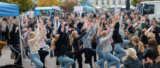 TV: Se när eleverna dansar på torget i Vimmerby