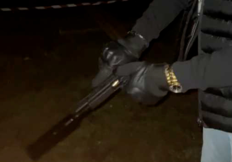 En okänd man mantlar en pistol med ljuddämpare. Någon sekund senare avfyras vapnet. Flera detaljer i den här bilden kopplas nu till den nu dömda mannen.