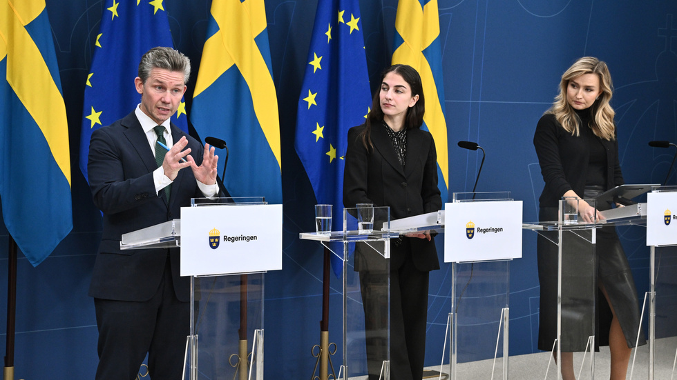 Miljöminister Romina Pourmokhtari (L), energi- och näringsminister Ebba Busch (KD) samt försvarsminister Pål Jonson (M).