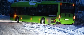 Kaoset i trafiken: Buss körde av vägen