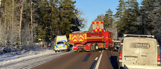 Personbil kolliderade med lastbil – väg avstängd