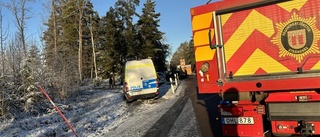 Kvinna undkom med lättare skador efter att ha krockat med lastbil