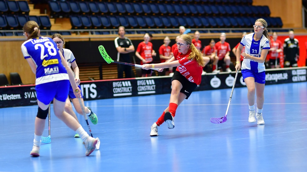 Alva Andreé laddar för skott i början av matchen mot Haninge.