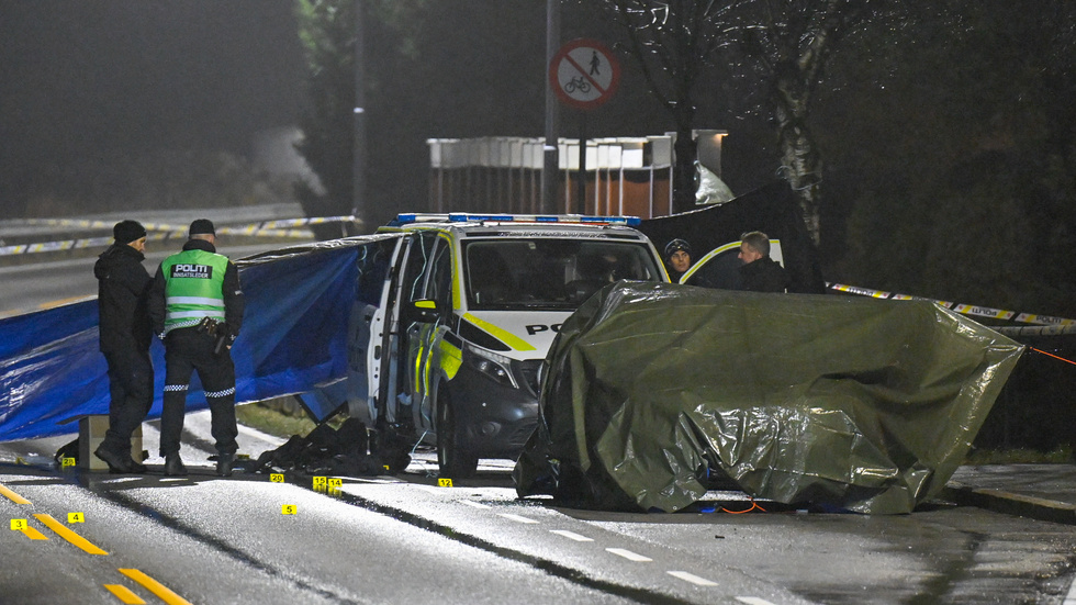 En polis och ytterligare en person har dött i en skottlossning nära Stavanger, Norge.
