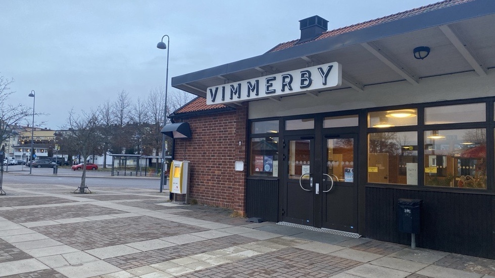 Fyra av av nio åtalspunkterna gäller en händelse vid resecentrum i Vimmerby.
