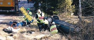 Personbil hamnade i vattenfyllt dike