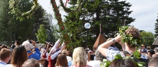 Solen tittade fram på Midsommarfirarna i Hägnan.