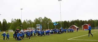 Full fart när konstgräsplan på Nyborgsvallen invigs