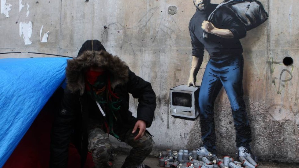 Porträtt. Steve Jobs, som hade rötter i Syrien, porträtterad av graffittikonstnären Banksy på en betongvägg i ett flyktingläger i franska Calais.