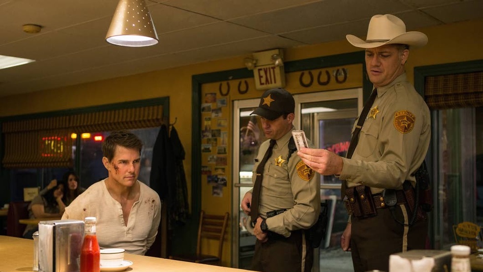 Jack Reacher (Tom Cruise) och major Turner (Cobie Smulders) slåss mot olaglig vapenhandel i "Jack Reacher: Never go back".