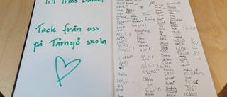 Här dansar prins Daniel zumba med skolelever