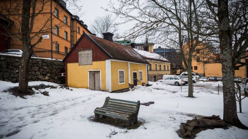 Ett brygghus från 1800-talet rivs om planerna blir verklighet. Övriga äldre hus skyddas mot rivning.