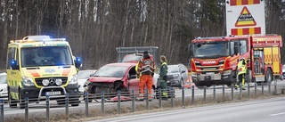 Bilist körde ner 18 stolpar i vajerräcket – långa köer på E4 efter singelolycka