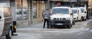 Felparkerade bilar försvårar sandupptagningen – p-vakt kallades in: "Har fått klagomål från sandsoparna"