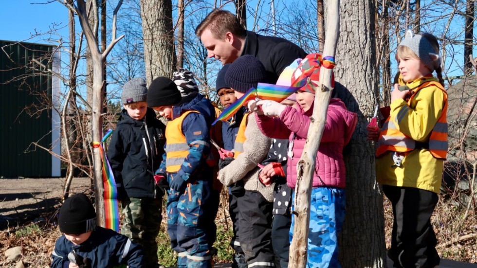 De första barnen flyttar in till den nya förskolan redan på måndag. På bilden klipper barn- och utbildningsnämndens ordförande Marcus Fridlund invigningsbandet tillsammans med hjälpsamma förskolebarn.