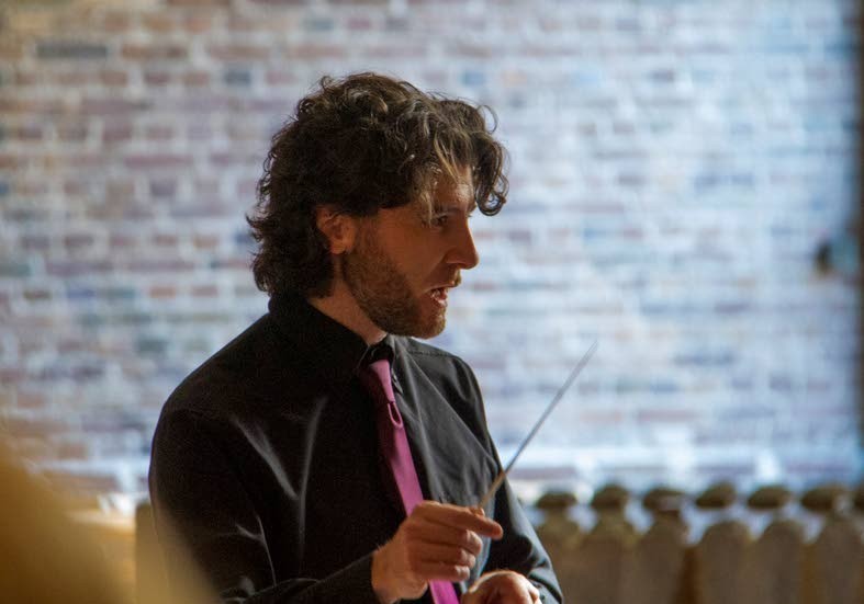 Knivsta kammarkörs dirigent Francesco Acquista ledde ensemblen till storverkverk.