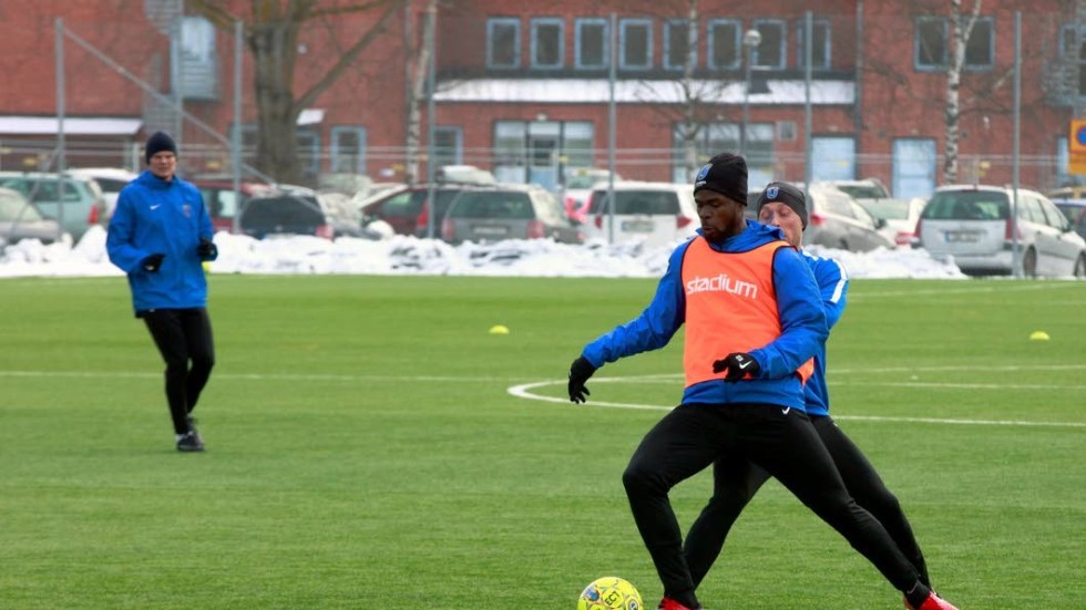 Mittfältsbatalj. Razak i närkamp med lagkamraten Christer Gustafsson.