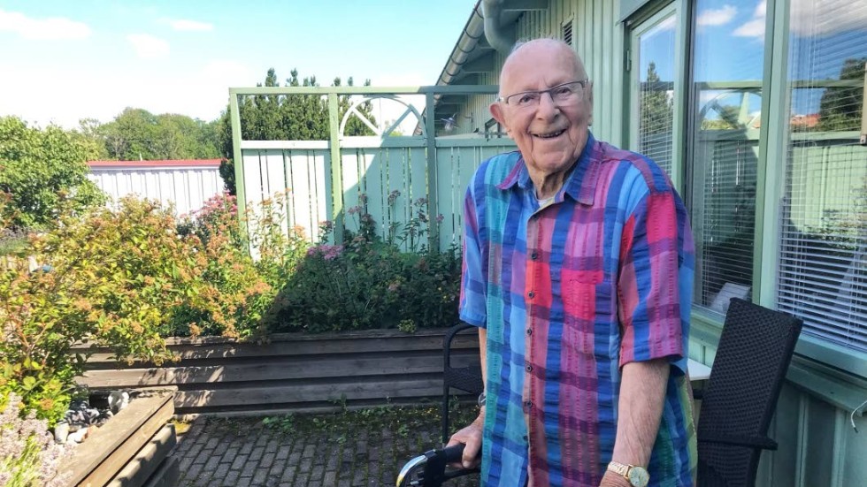 Martin Karlsson har länge fått kärlek av Sigtunabor, och särskilt nu när han fyller 100 år, då vänner tänker fira honom med en middag med hans ­favoriter: gös, wallenbergare och enbärsdricka.