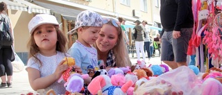 Marknad och sol lockade ut Enköpingsborna