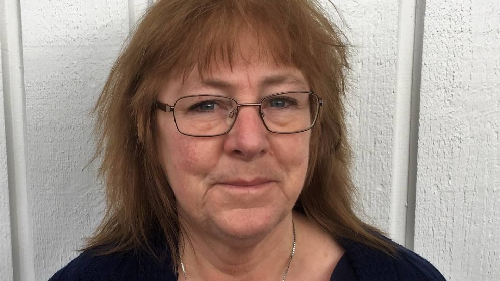 Tierpsbon Inger Lindgren skulle kasta returpapp vid en av sopstationerna i centrala Tierp. Men när hon kom fram var kärlen och området runtom redan fullt med skräp.
