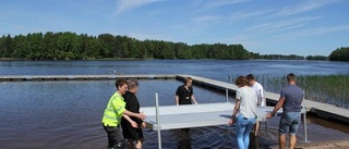 Rullstolsrampen vid badet retar upp Mehedebybor