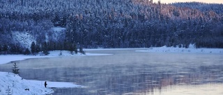 Ensam vid älven en kall, vacker juldag