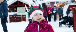 Tomten tog skydd från regnet på julmarknaden