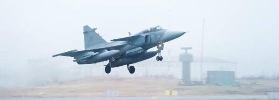 Försvaret köper konsulttjänster till kostnaderna av en flygflottilj.