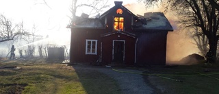 Storbrand: tre hus helt nedbrunna