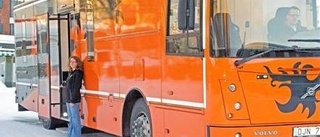 En buss kommer lastad med 3.500 böcker