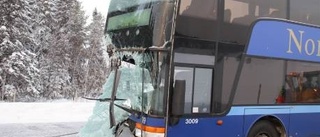 Två skadade i svår bussolycka