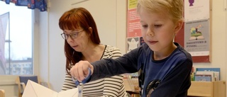 Pyssel och berättelser på schemat i biblioteket