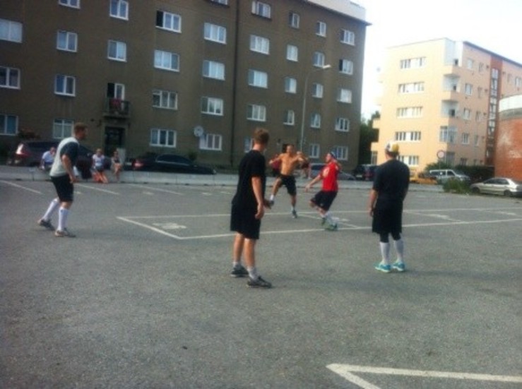 Luleå Hockey värmer upp inför kvällens match med lite fotboll. Fredrik Svensson känner vi igen längst till vänster. Jonas Berglund, Johan Gustafsson och Linus Persson verkar också vara med.