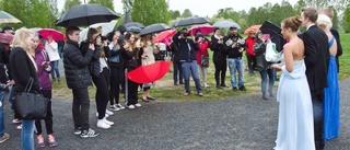 Kallt och blött på Kvarnängen när studenterna visade upp sig